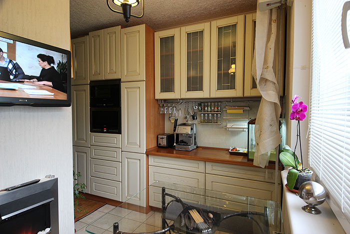 Расположение телевизора на маленькой кухне