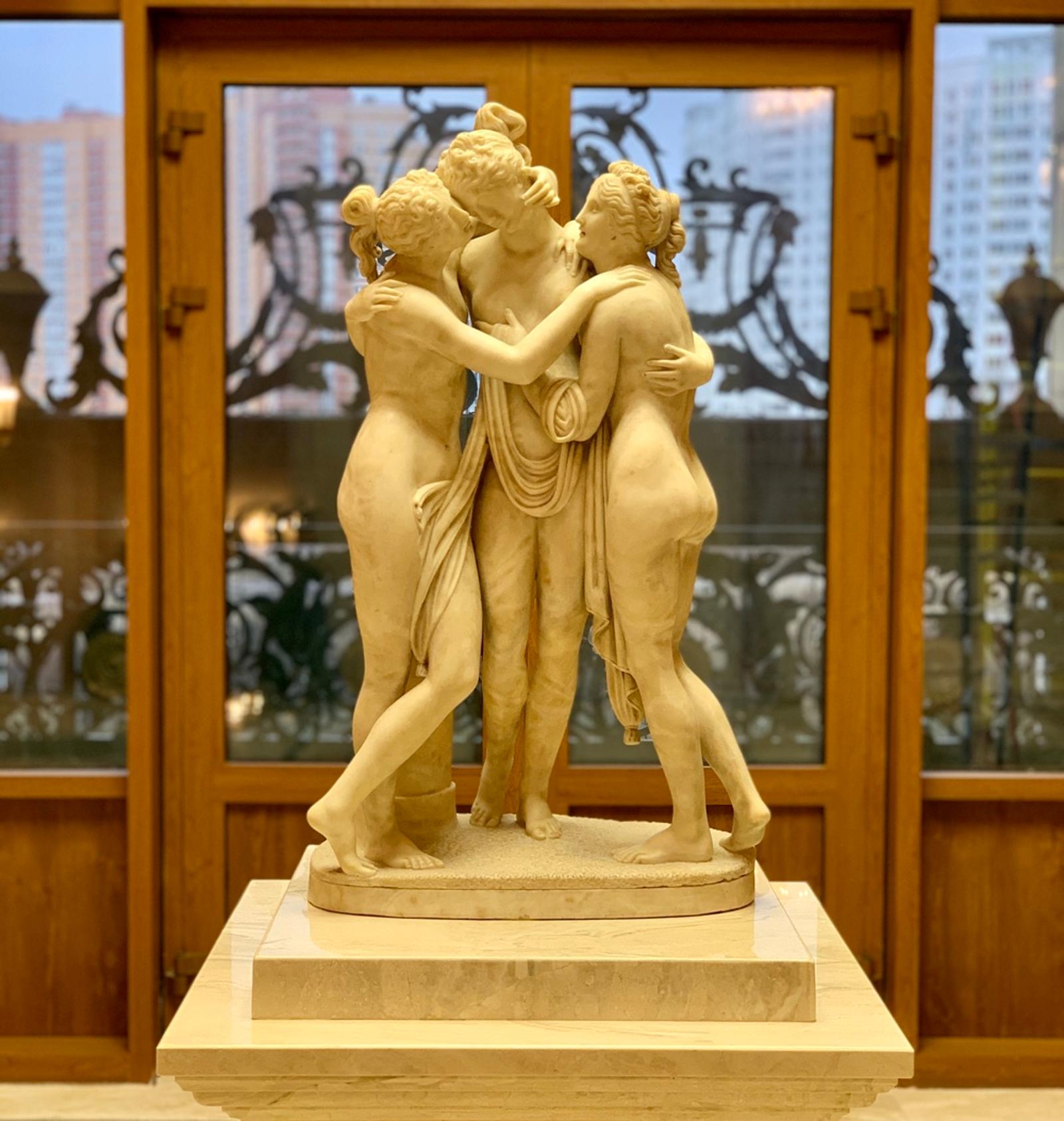 Три грации, копия скульптуры Антонио Канова, Холл второго этажа