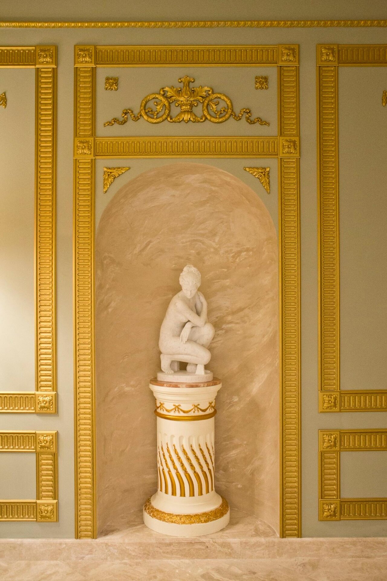 Скульптура «Сидящей Афродиты», холл высшего женского разряда