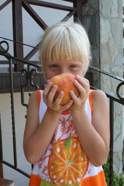 Девочка с персиками, как ни банально :) grusha