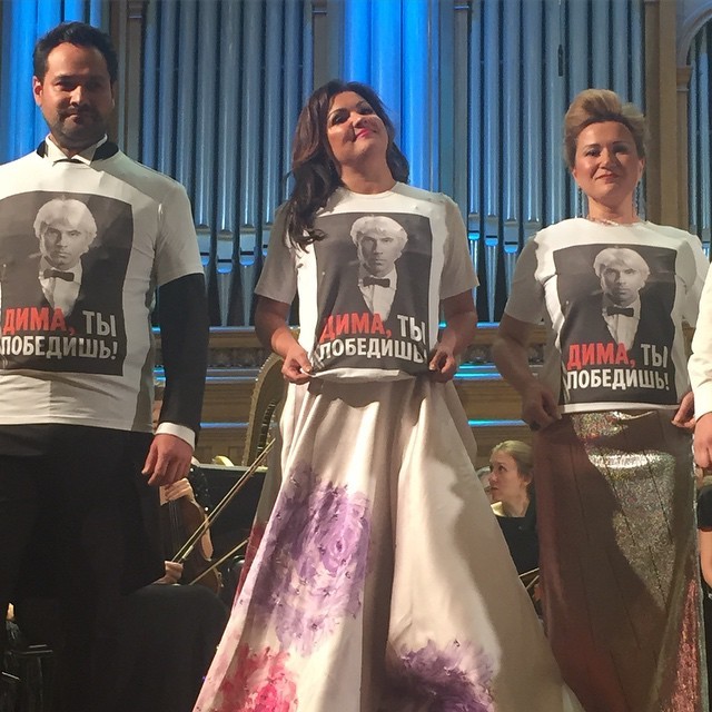 Оперные звезды вышли на сцену в футболках с портретом Дмитрия Хворостовского