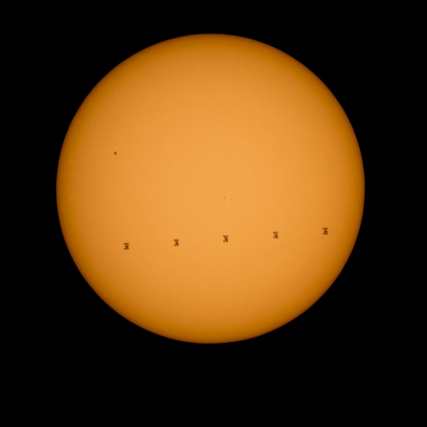 Сайт NASA опубликовал изображение МКС на фоне Солнца