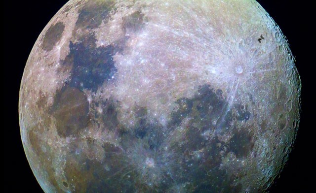 Уникальный кадр, запечатлевший МКС на фоне Луны