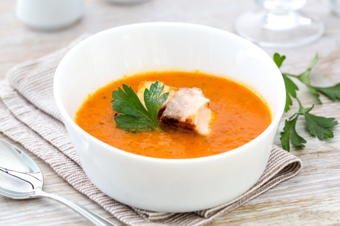 Томатно-сельдерейный суп с семгой