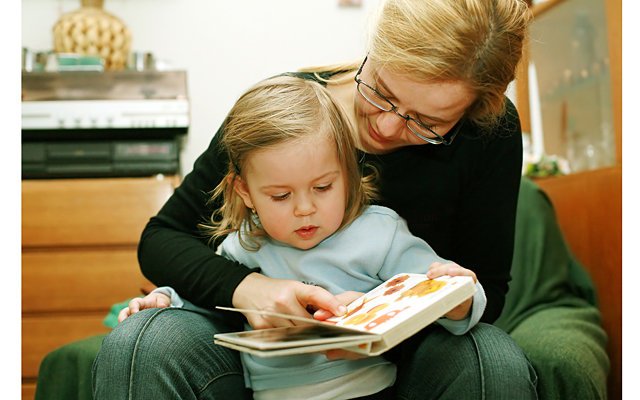 Мама покажи класс. Взрослый учит ребенка. Родители учат детей. Книги для детей. Ребенок рассматривает книжку.
