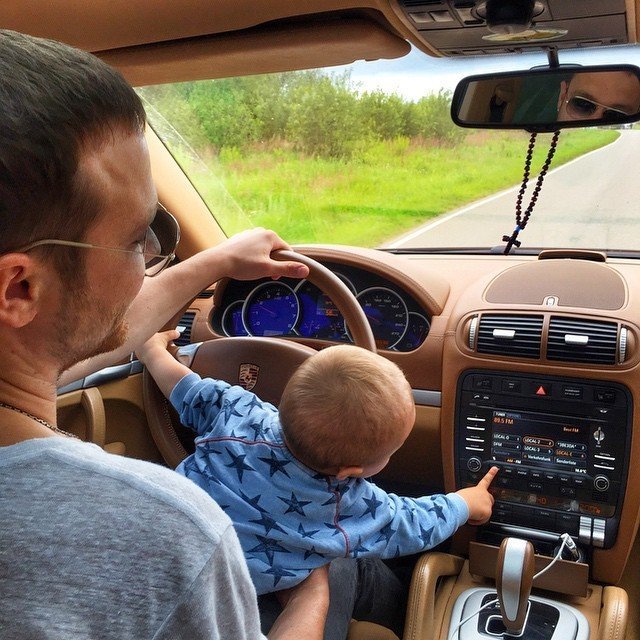 Как пользоваться автомобилем сына. Ребенок за рулем. Машина для детей. Папа с сыном за рулем. Ребенок с папой за рулем.