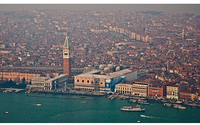 Полет на вертолете близ Венеции