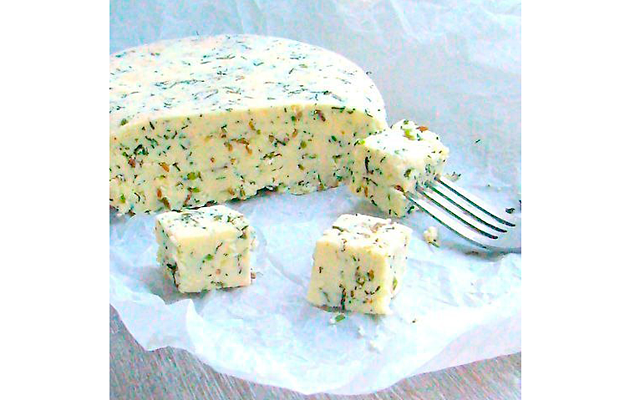 Домашний сыр с зеленью и тмином 