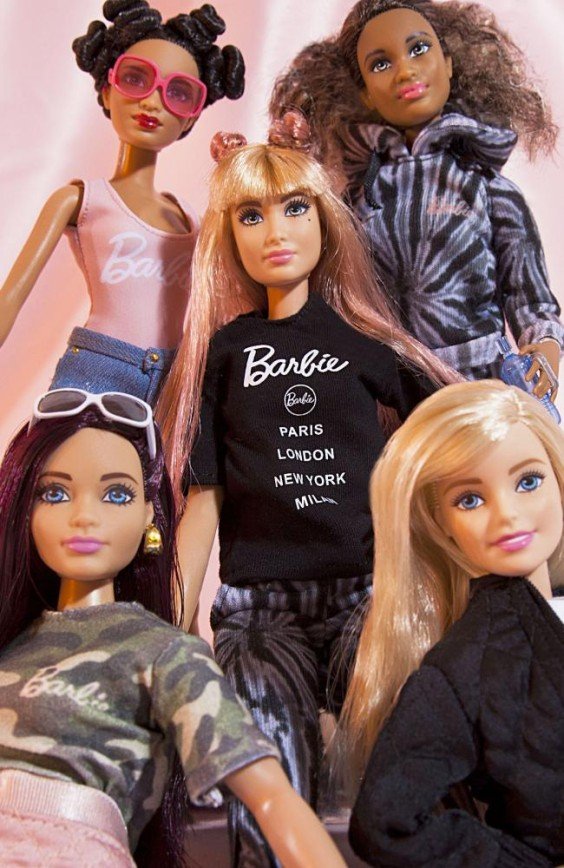 Barbie взрывает интернет: одежда в стиле куклы распродалась за 24 часа