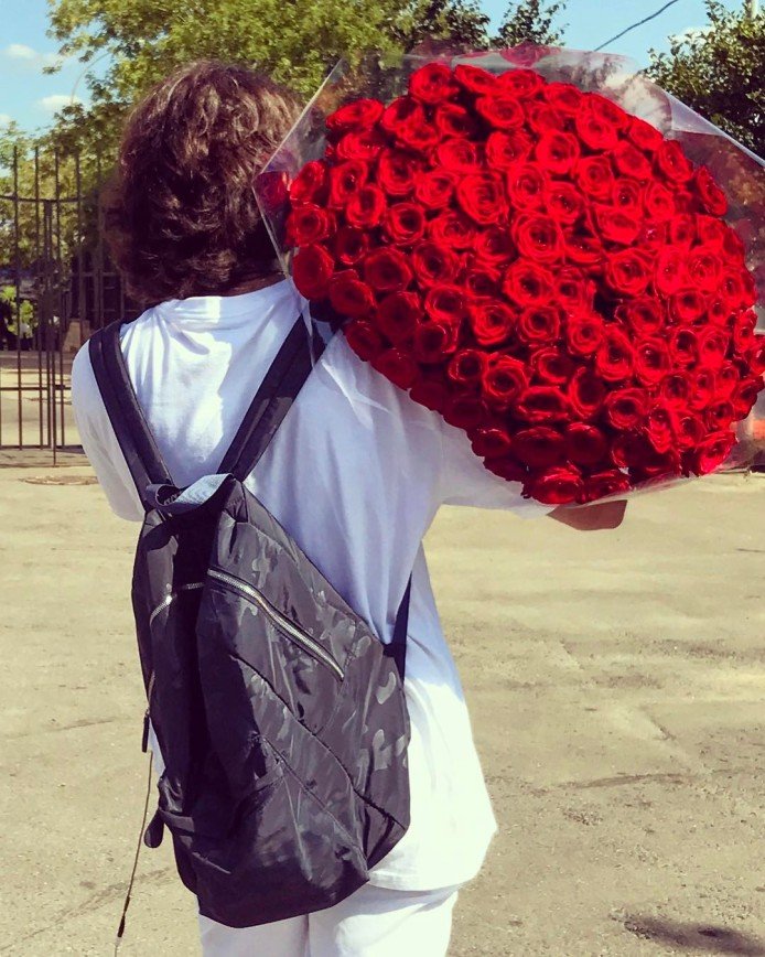 "Как на свидание": 1 сентября подросток пришел с букетом из 101 розы