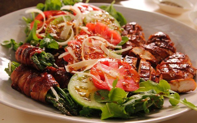 На кухне у Сибы: куриный салат с беконом и зеленью