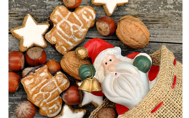 Санта Клаус печет свои сладости в облаках