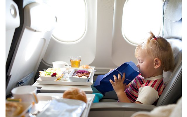 Дети в самолете без родителей. Самолет для детей. Путешествие на самолете детские. Младенец в самолете. Самолет для маленьких детей.