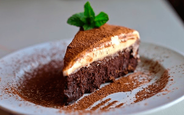 Трюфельный торт с муссом из белого шоколада 