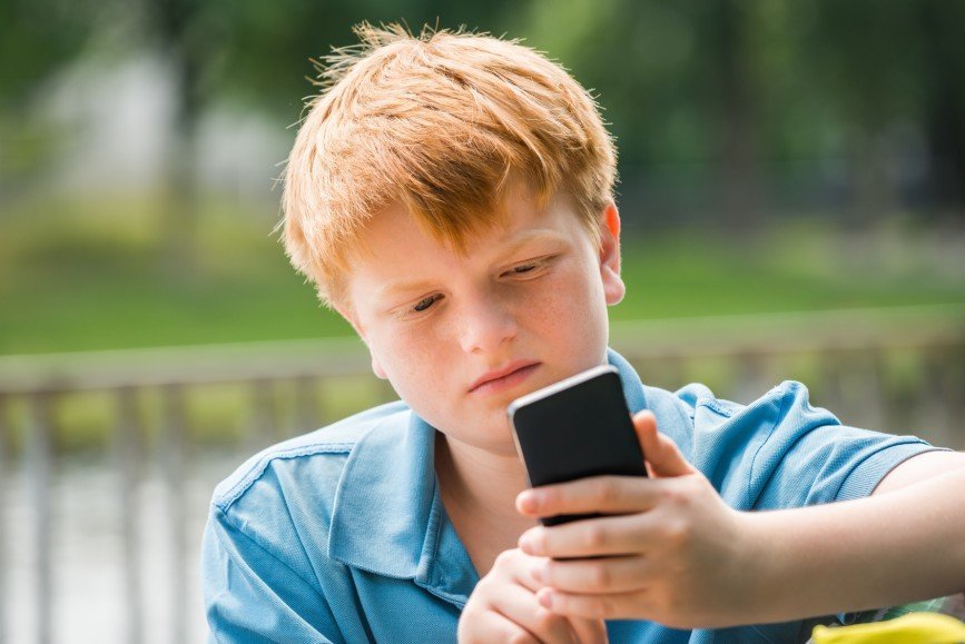 Фотография гаджетов. Подросток со смартфоном. Подросток с телефоном. Школьник с телефоном. Подросток со смартфоном в руках.