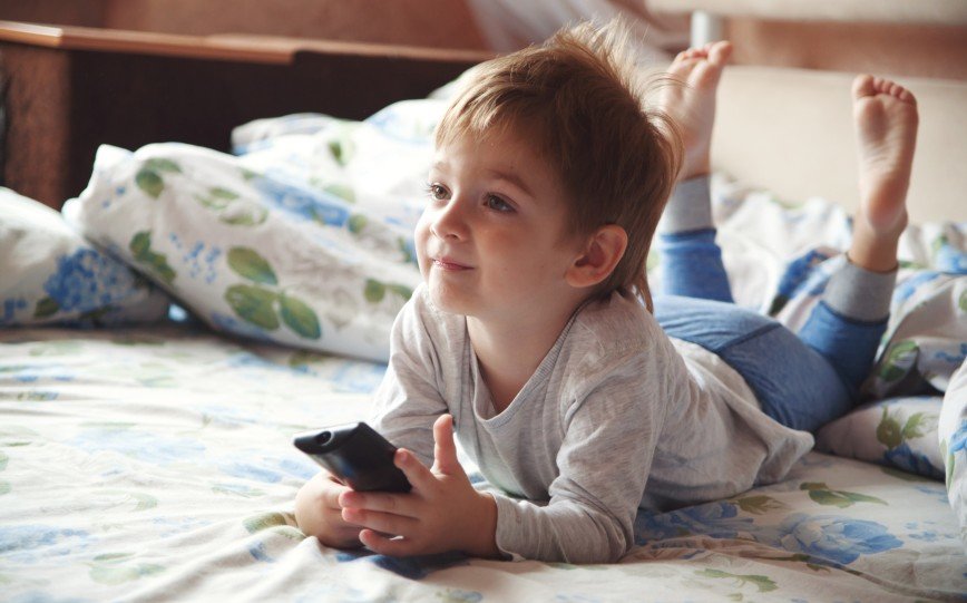 Дети больше смотрят ТВ, чем общаются с родителями
