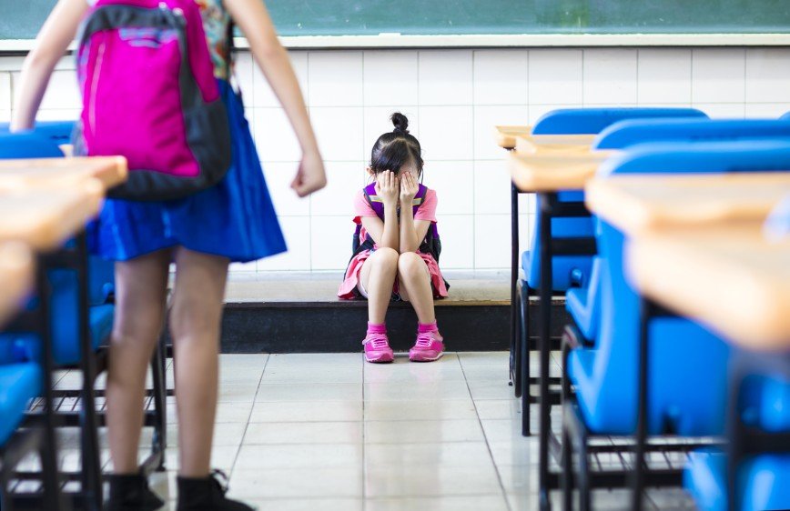 "Учитель французского лично проверяла у девочек прокладки": об унижениях в школе