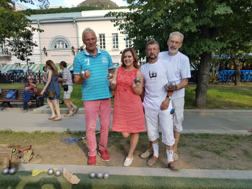 На фестивале "Московское мороженое" звезды сыграли в петанк