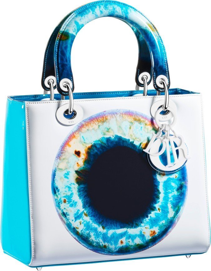Сетчатка человеческого глаза в лимитированной коллекции сумок Dior by Mark Quinn
