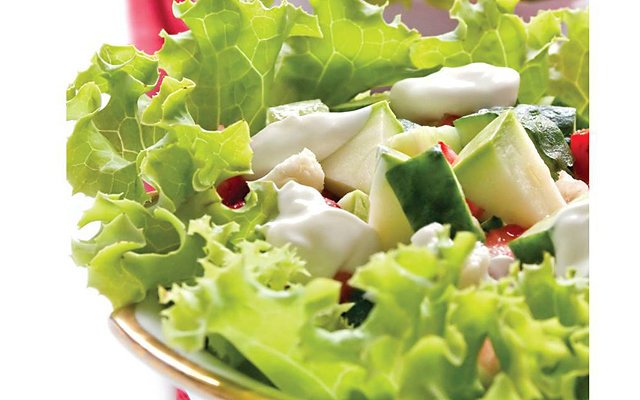 Салат из сезонных овощей и сыра «Свежесть»