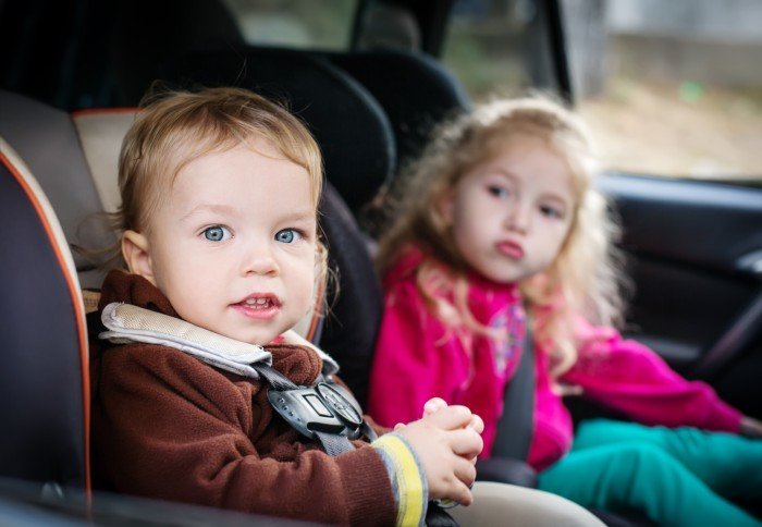 Павел Астахов предложил наказание за оставление детей в машине без присмотра