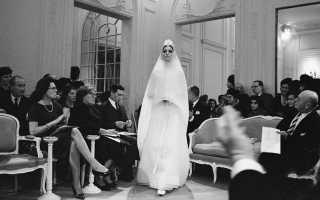 Колоритные съемки 1952-1962 годов в новой книге Dior 