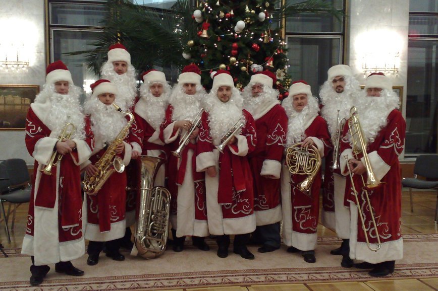 Деды Морозы устроят концерты на вокзалах