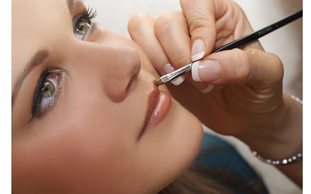 Классика макияжа – если вы выделите губы и подчеркнете брови