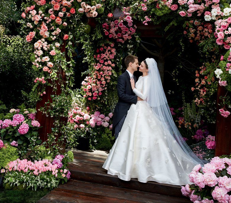 Запах нафталина: свадебное платье Миранды Керр от Dior отсылает на 60 лет назад