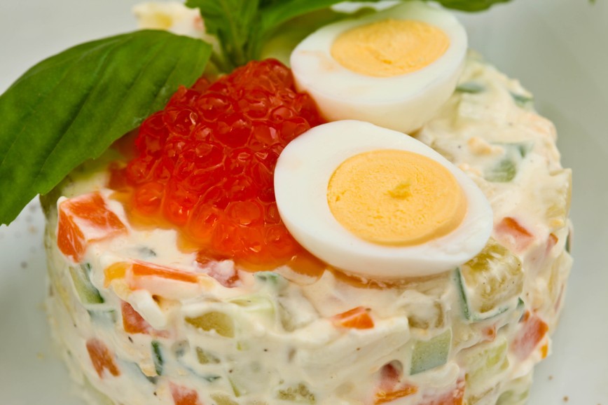 Диетологи рекомендуют готовить овощной салат с яйцами