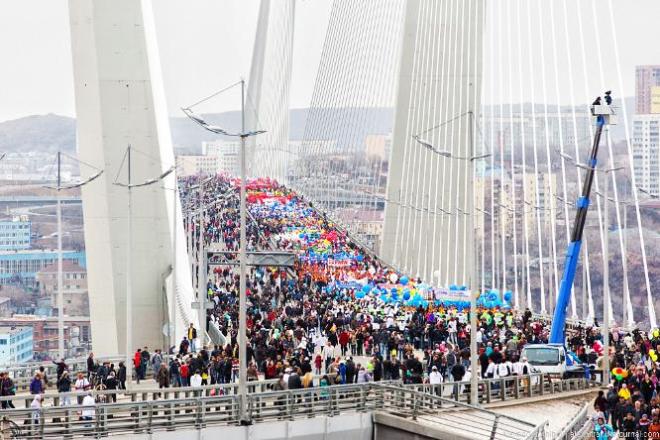 Первомайская демонстрация на мосту.jpg