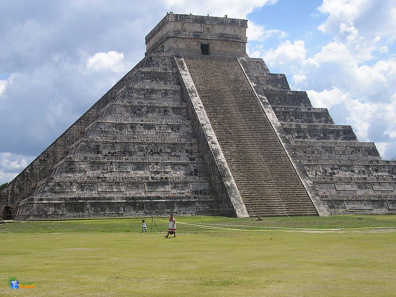 Под пирамидой майя обнаружили священный провал с водой