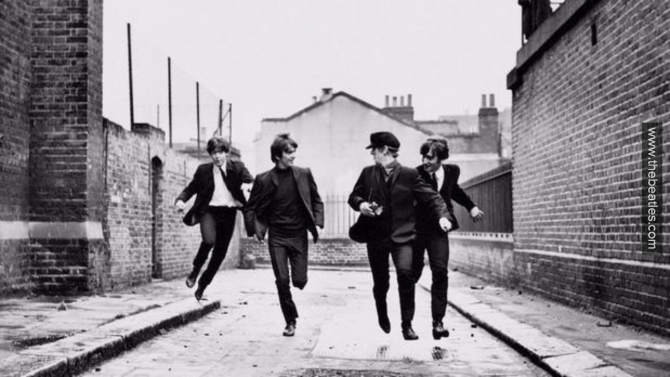 На аукционе появится первый контракт группы "The Beatles"