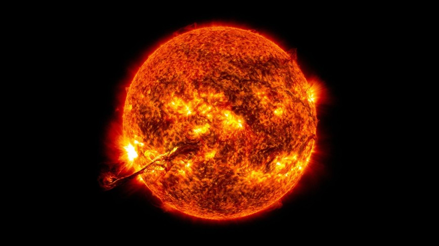 NASA показало фото с уникальным явлением на поверхности Солнца