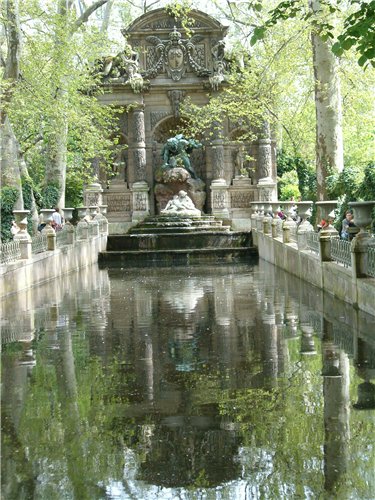 Фонтан Медичи (1624 г., приписывается Саломону де Бросcу, выполнен в модном тогда итальянском стиле) считается самым романтичным фонтаном Парижа и находится в одном из самых притягательных уголков Люксембургского сада. musechka