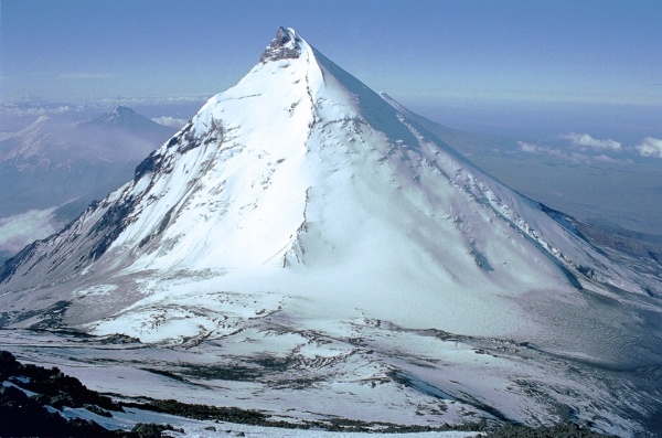 Камчатка. Ключевская группа вулканов.Потухший вулкан Камень. 4670м. над уровнем моря. sebaily