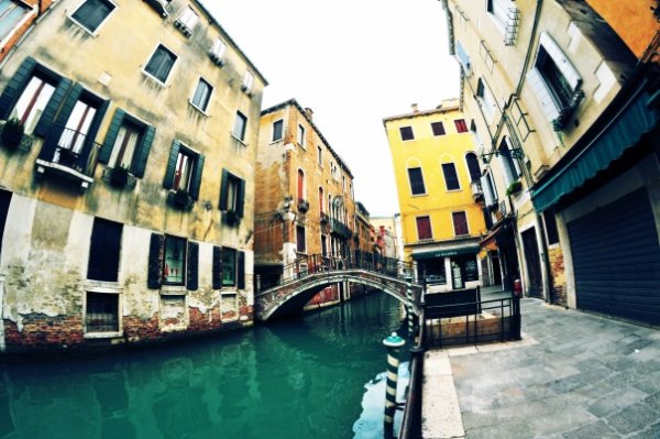 Один из многочисленных каналов Венеции, Италия. Я не знаю, честно говоря, как называется именно этот, ничего выдающегося для туристов в нем видимо нет, но фотография получилась красивая, кмк :))) http://www.europe.voyage4life.ru/kanaly-venecii/ MaverikA