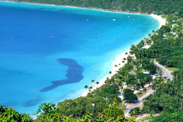 Остров Сент-Томас, пляж Magens Bay
входит в десятку лучших пляжей мира.
http://defia.ru/ostrov-sent-tomas.htm ☼✈xorolik✈☼