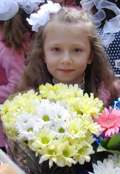 Ребёнок с букетом хризантем belochka N