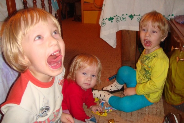 Мои детки едят конфетки:) два сыночка и малышка дочка. missis Kvaka
