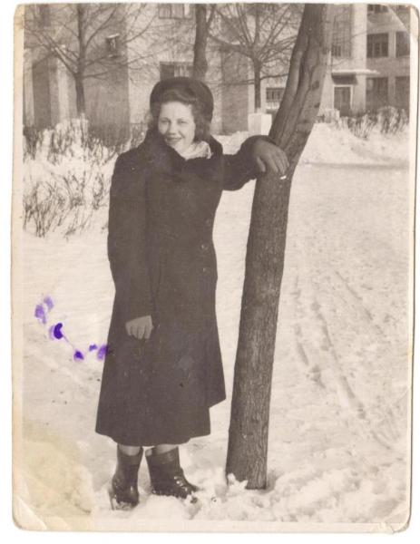 Волшебство  старых  фотографий,  когда  мама  была  молодая,  смешливая  и ... живая. 1952г.  клюква  в  сахарной  пудре