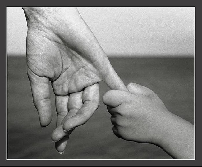 Папа не может справиться. Руки мамы. Мамины руки. Рука помощи ребенку. Родители с ребенком за руку.