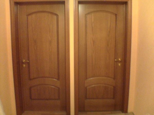 двери в ванную комнату и туалет с установкой