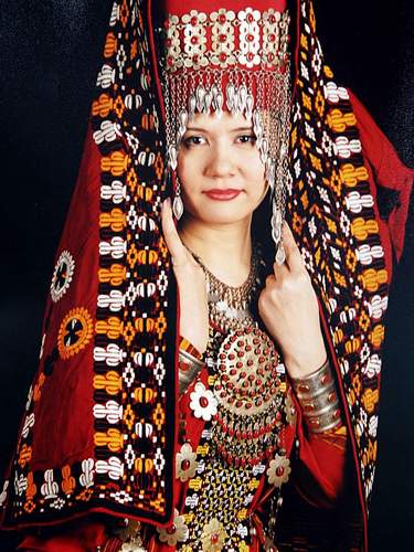 Девушка в красном - мечта каждого туркменского холостяка :) Мaся