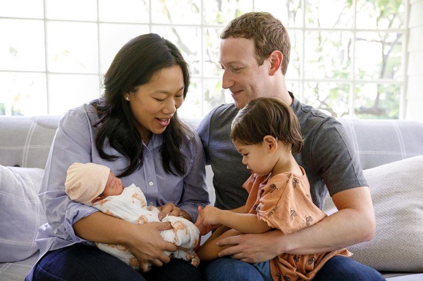 «Они растут так быстро!»: Марк Цукерберг в первый раз проводил дочку  в детский сад