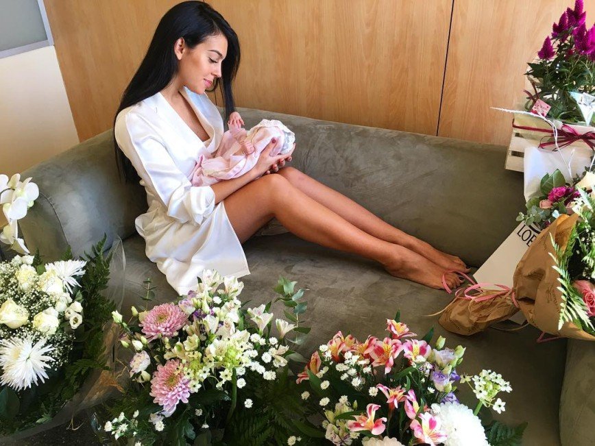 Криштиану Роналду и Джорджина Родригес  показали свою новорожденную дочку