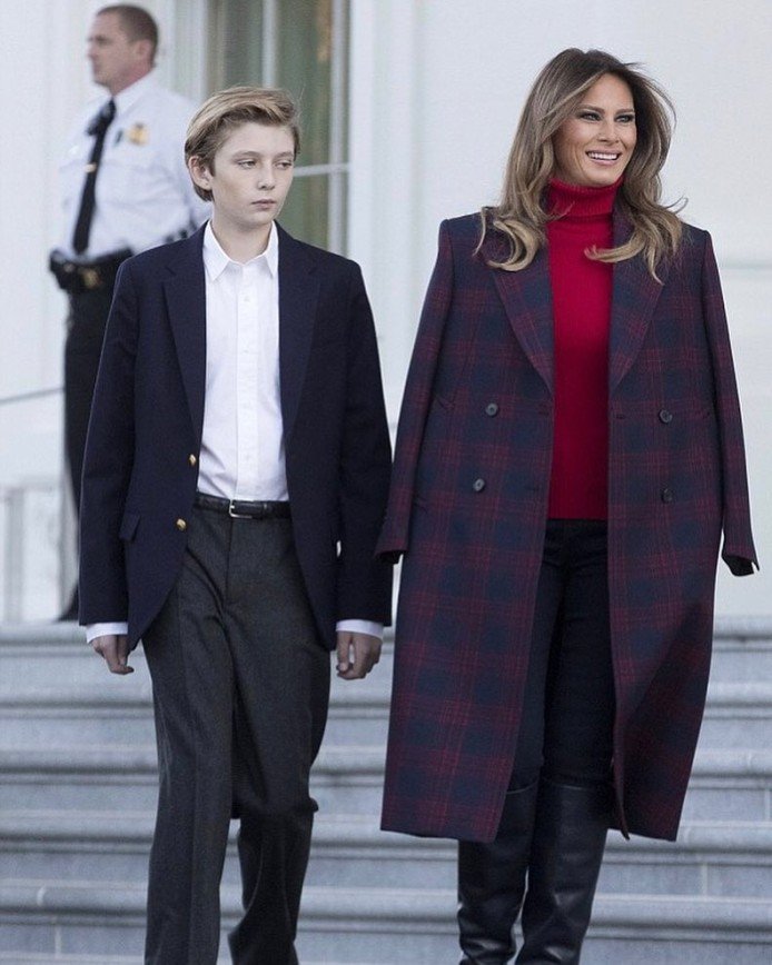 Мелания Трамп с сыном встретила рождественскую елку