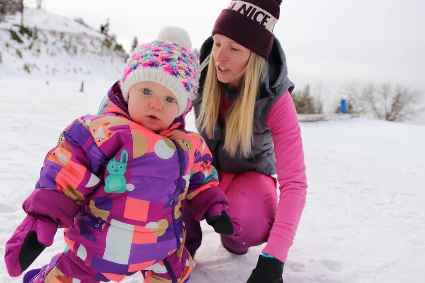 «Впечатляет!»: годовалая американка катается на сноуборде
