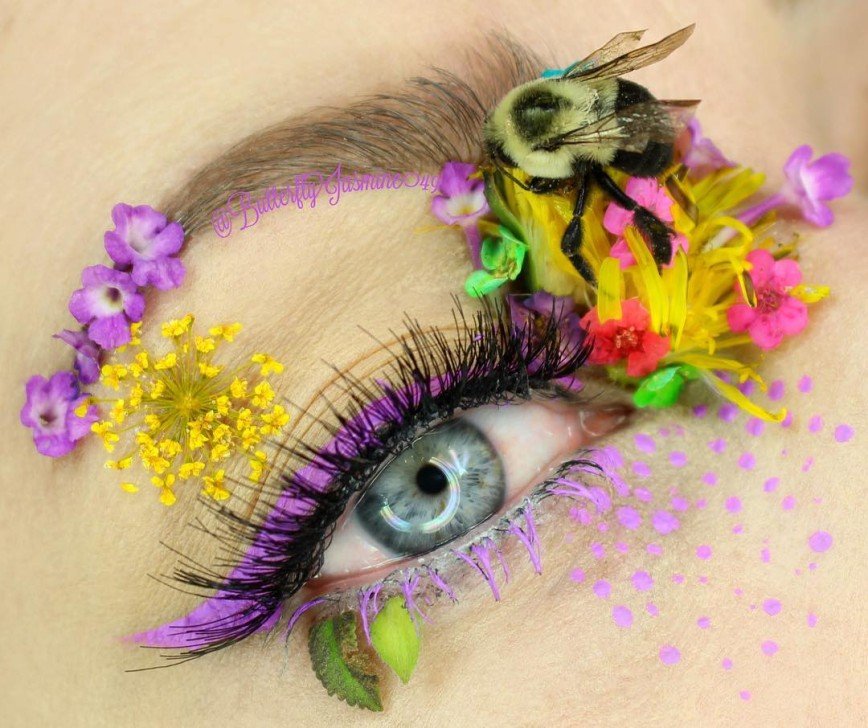 Из жизни насекомых: американка делает необычный макияж