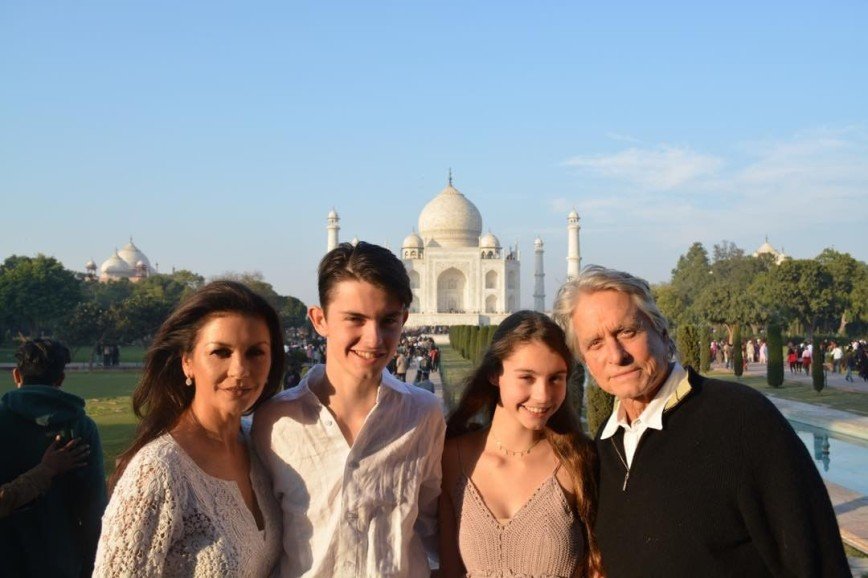 Осуществить мечту!: Майкл Дуглас с женой и детьми путешествует по Индии